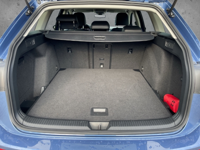 Fahrzeugabbildung Volkswagen Golf 8 Variant 1.5 eTSI DSG Goal AHK LED+ Navi