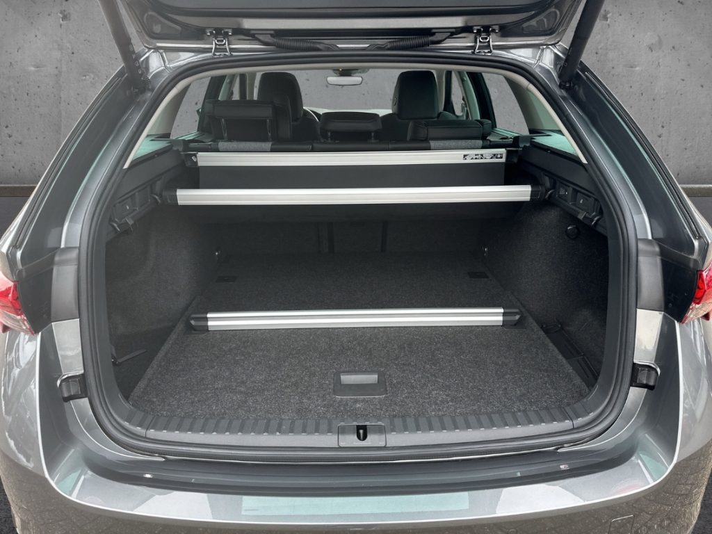 Fahrzeugabbildung SKODA Octavia Combi TDI DSG Selection AHK MatrLED 360°