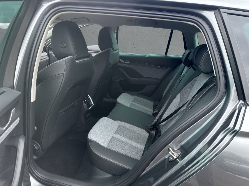 Fahrzeugabbildung SKODA Octavia Combi TDI DSG Selection AHK MatrLED 360°