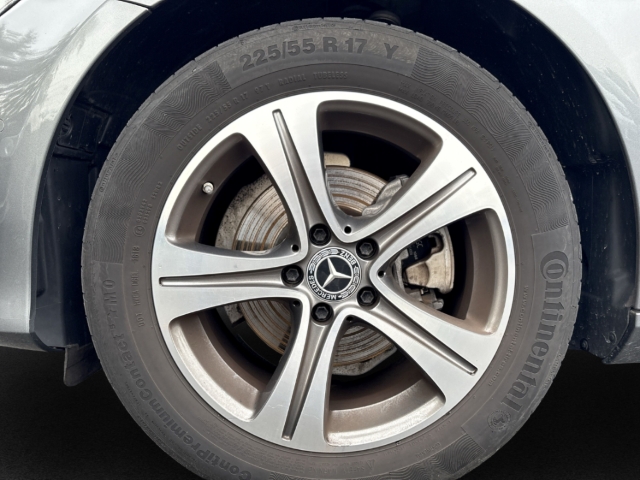 Fahrzeugabbildung Mercedes-Benz E 220 d T Avantgarde HUD Navi 360 LED SHZ