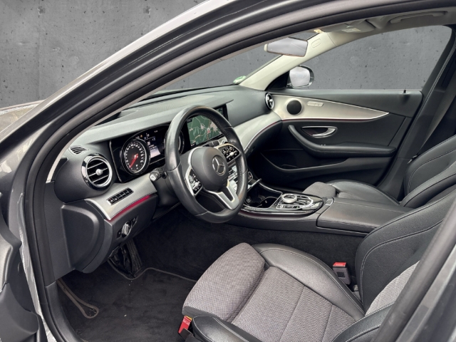 Fahrzeugabbildung Mercedes-Benz E 220 d T Avantgarde HUD Navi 360 LED SHZ