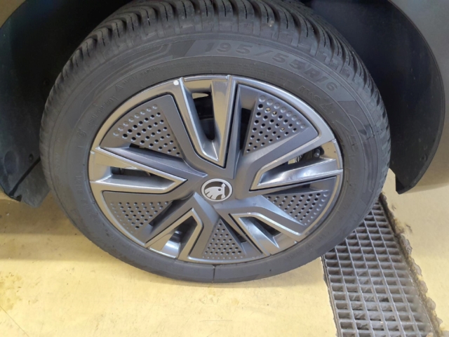 Fahrzeugabbildung SKODA Fabia 1.0 TSI DSG Tour AHK Navi ACC SHZ Kamera