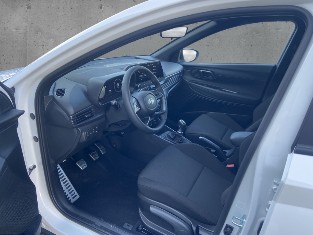 Fahrzeugabbildung Hyundai BAYON FL MY26 1.0 T-GDI MT Blackline Navi Digitales Cockpit LED Apple CarPlay Android Auto