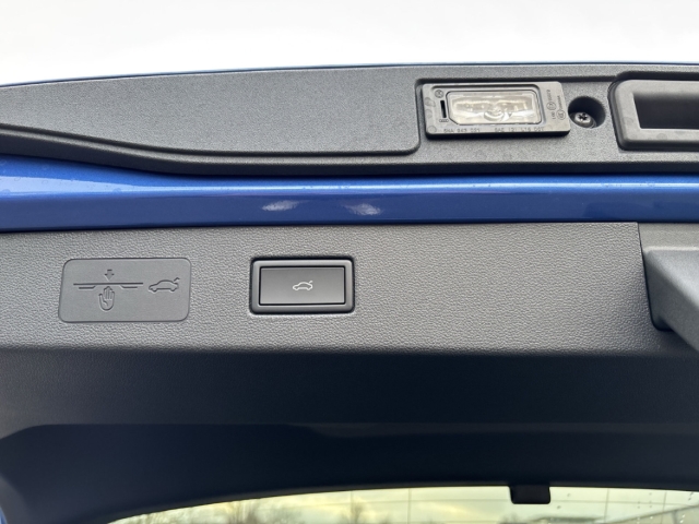 Fahrzeugabbildung Volkswagen T-Roc R-Line 1.5 l eTSI OPF LED SHZ PDC Klima