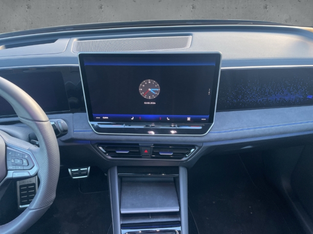 Fahrzeugabbildung Volkswagen Tiguan R-Line 2.0TDI 4MOTION BlackDesign AHK Pano