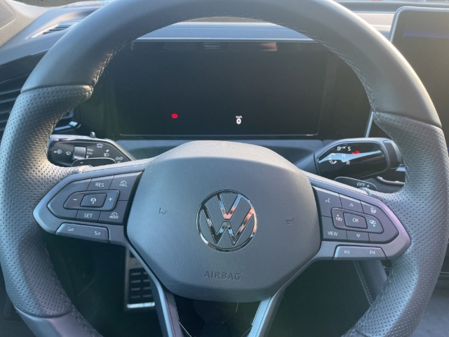 Fahrzeugabbildung Volkswagen Tiguan R-Line 2.0TDI 4MOTION BlackDesign AHK Pano