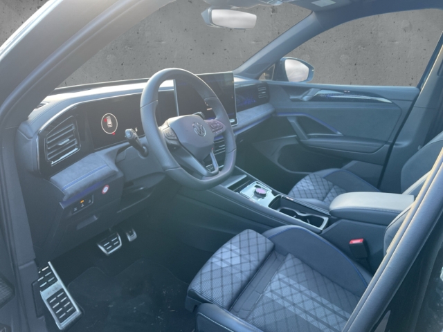 Fahrzeugabbildung Volkswagen Tiguan R-Line 2.0TDI 4MOTION BlackDesign AHK Pano