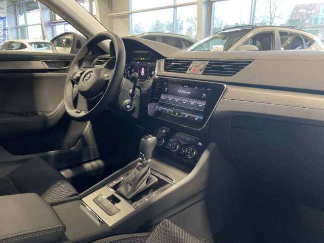 Fahrzeugabbildung SKODA Superb Combi 2.0 TDI DSG STYLE LED NAVI STdhzg LM19 ACC