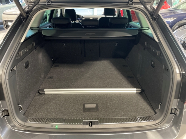 Fahrzeugabbildung SKODA Superb Combi 2.0 TDI DSG STYLE LED NAVI STdhzg LM19 ACC