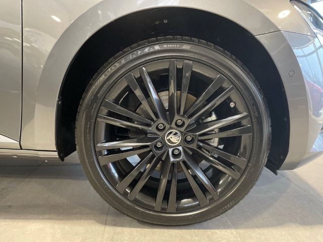 Fahrzeugabbildung SKODA Superb Combi 2.0 TDI DSG STYLE LED NAVI STdhzg LM19 ACC