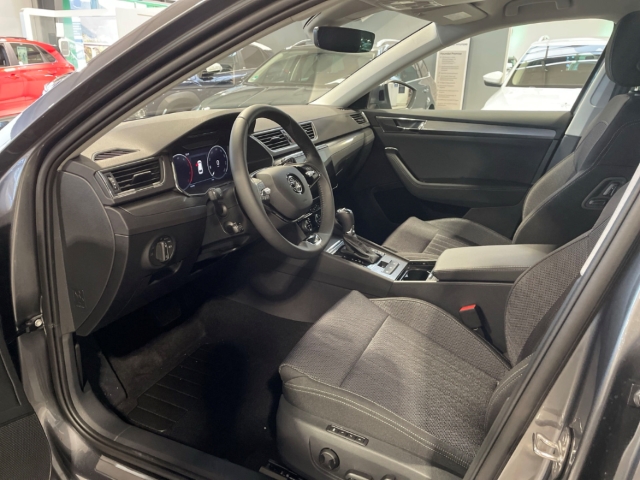 Fahrzeugabbildung SKODA Superb Combi 2.0 TDI DSG STYLE LED NAVI STdhzg LM19 ACC