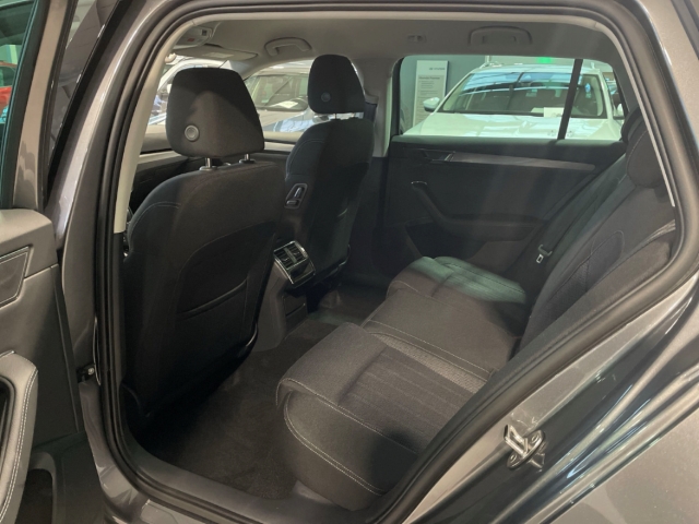 Fahrzeugabbildung SKODA Superb Combi 2.0 TDI DSG STYLE LED NAVI STdhzg LM19 ACC