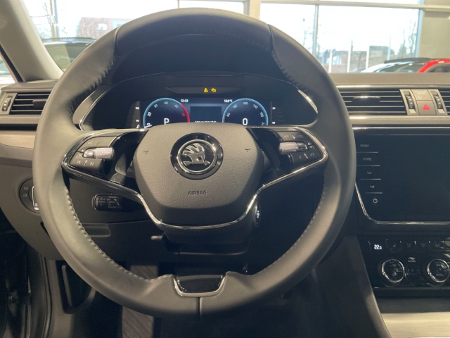 Fahrzeugabbildung SKODA Superb Combi 2.0 TDI DSG STYLE LED NAVI STdhzg LM19 ACC