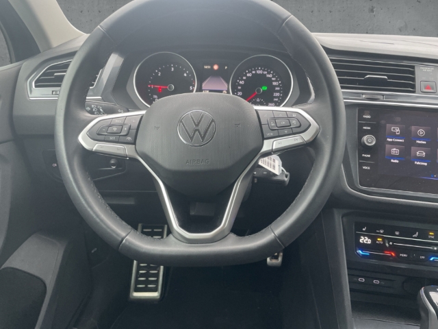 Fahrzeugabbildung Volkswagen Tiguan United AHK NAV KAM HEAD UP PDC SHZ CARPL