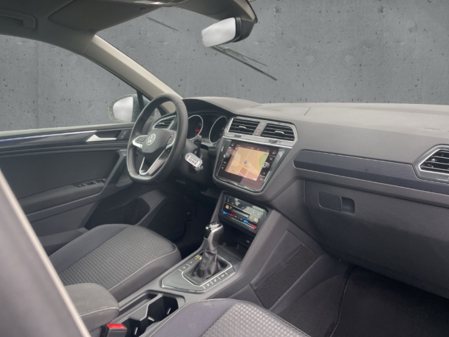 Fahrzeugabbildung Volkswagen Tiguan United AHK NAV KAM HEAD UP PDC SHZ CARPL
