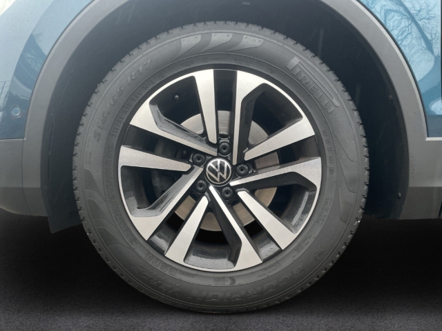 Fahrzeugabbildung Volkswagen Tiguan United AHK NAV KAM HEAD UP PDC SHZ CARPL