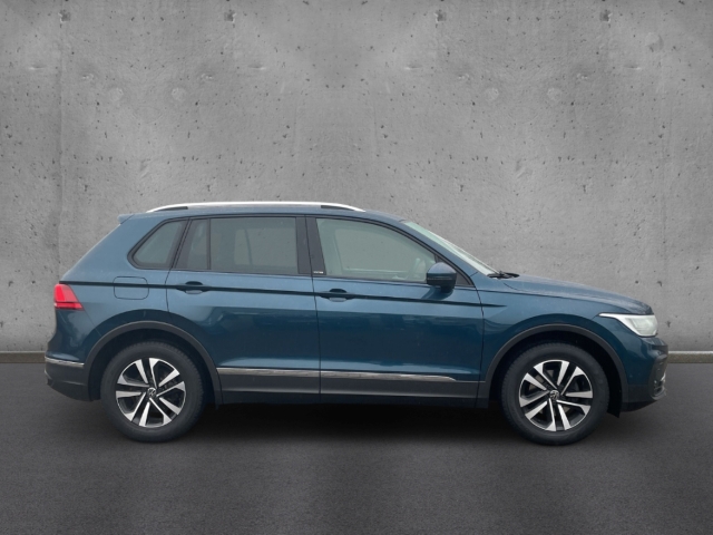 Fahrzeugabbildung Volkswagen Tiguan United AHK NAV KAM HEAD UP PDC SHZ CARPL