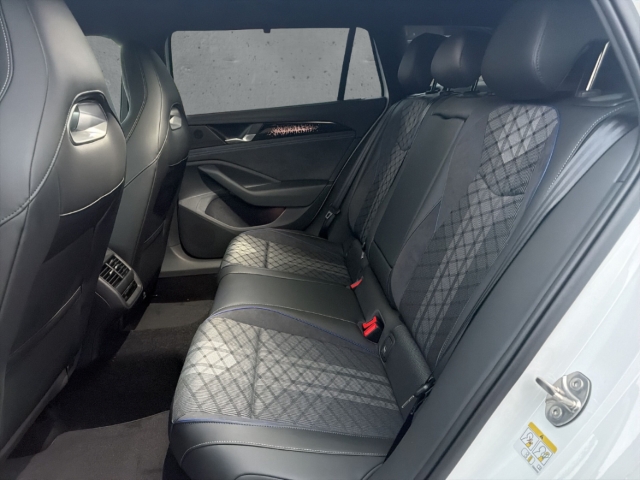 Fahrzeugabbildung Volkswagen Passat Variant 2.0 TDI R-Line elektr.Heck AHK 360