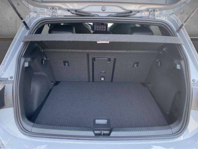 Fahrzeugabbildung Volkswagen Golf 1.5 eTSI R-Line Pano SHZ Keyless ACC R-Kamer