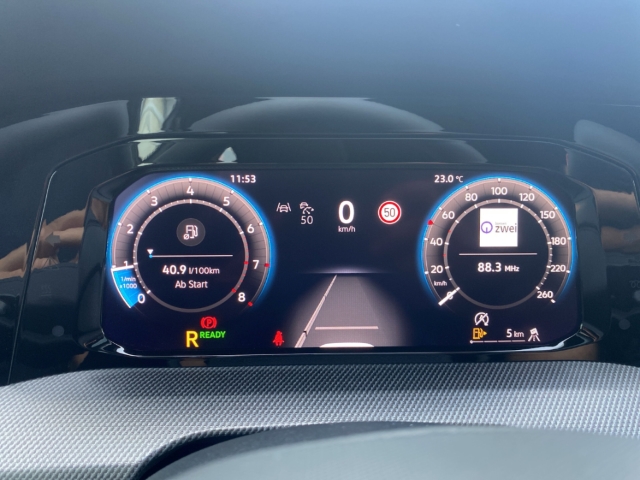 Fahrzeugabbildung Volkswagen Golf 1.5 eTSI R-Line Pano SHZ Keyless ACC R-Kamer