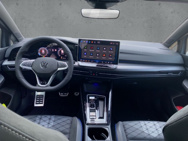 Fahrzeugabbildung Volkswagen Golf 1.5 eTSI R-Line Pano SHZ Keyless ACC R-Kamer