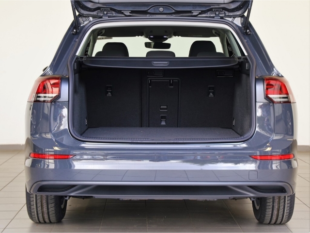 Fahrzeugabbildung Volkswagen Golf Variant 8 1.0TSI Life AHK Navi ACC SHZ RKam