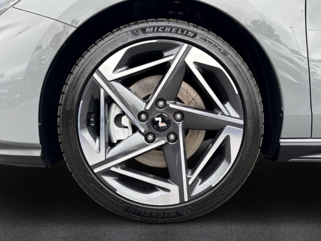 Fahrzeugabbildung Hyundai i30 FL 5-Türer MY25 1.5 MT N-Line Panorama Navi Digitales Cockpit LED Apple