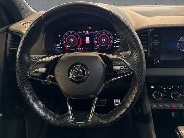 Fahrzeugabbildung SKODA Karoq 1.5 TSI DSG Sportline Klima Navi LED PDC S Sportpaket AD Digitales Cockpit Soundsystem