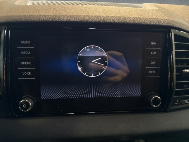 Fahrzeugabbildung SKODA Karoq 1.5 TSI DSG Sportline Klima Navi LED PDC S Sportpaket AD Digitales Cockpit Soundsystem