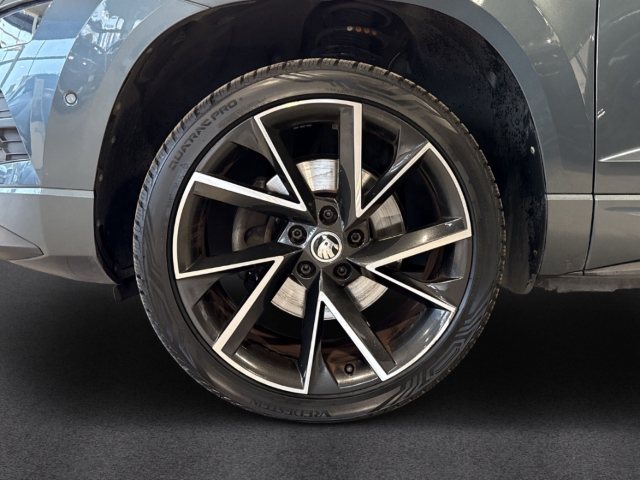 Fahrzeugabbildung SKODA Karoq 1.5 TSI DSG Sportline Klima Navi LED PDC S Sportpaket AD Digitales Cockpit Soundsystem