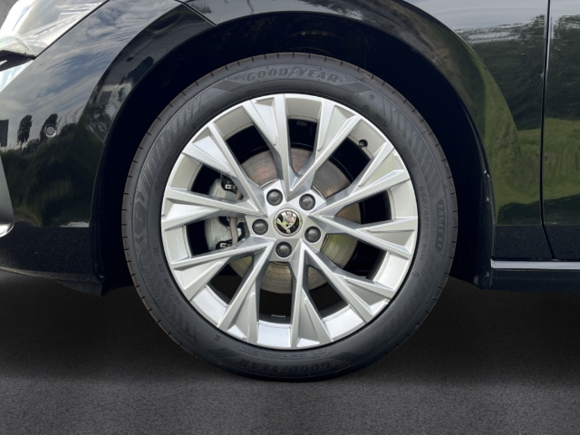 Fahrzeugabbildung SKODA Superb Combi 2.0 TDI DSG SELECTION LED Navi SHZ PDC