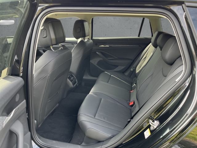 Fahrzeugabbildung SKODA Superb Combi 2.0 TDI DSG SELECTION LED Navi SHZ PDC