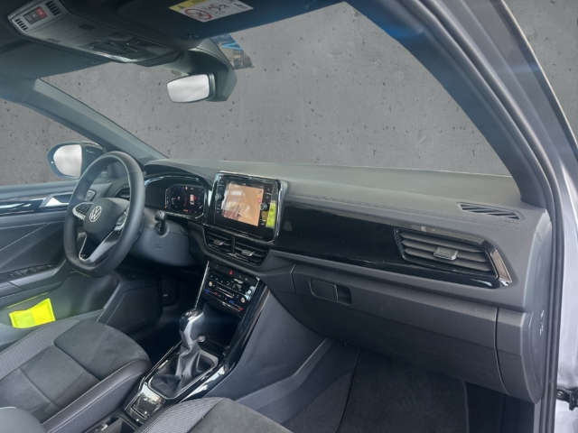 Fahrzeugabbildung Volkswagen T-Roc EU6e 1.5 TSI DSG Style LED Navi AHK Kamera Blac