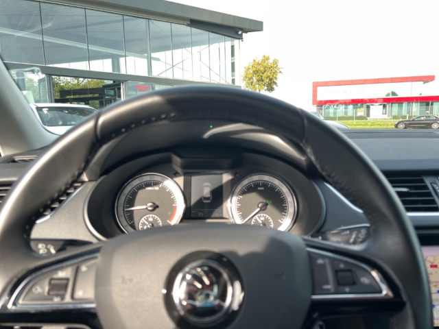 Fahrzeugabbildung SKODA Octavia Combi 2.0TDI DSG Ambition LED Nav StdHzg