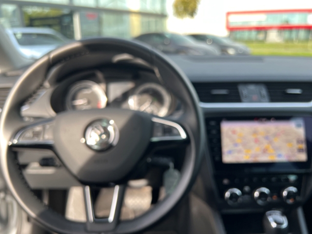 Fahrzeugabbildung SKODA Octavia Combi 2.0TDI DSG Ambition LED Nav StdHzg