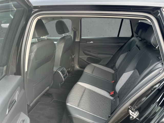 Fahrzeugabbildung Volkswagen Golf Variant 1.5 eTSI DSG Goal AHK ACC SHZ R-Kam