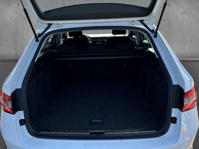 Fahrzeugabbildung SKODA Superb Combi TDI DSG Ambition AHK LED Navi ACC