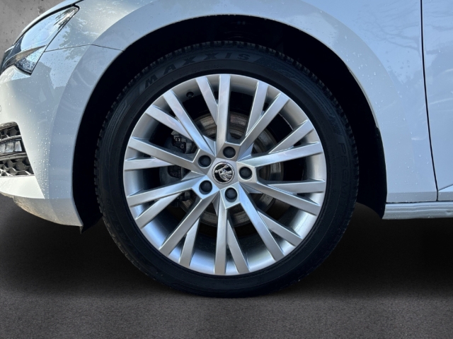 Fahrzeugabbildung SKODA Superb Combi TDI DSG Ambition AHK LED Navi ACC