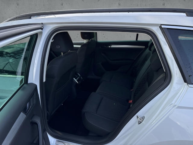 Fahrzeugabbildung SKODA Superb Combi TDI DSG Ambition AHK LED Navi ACC