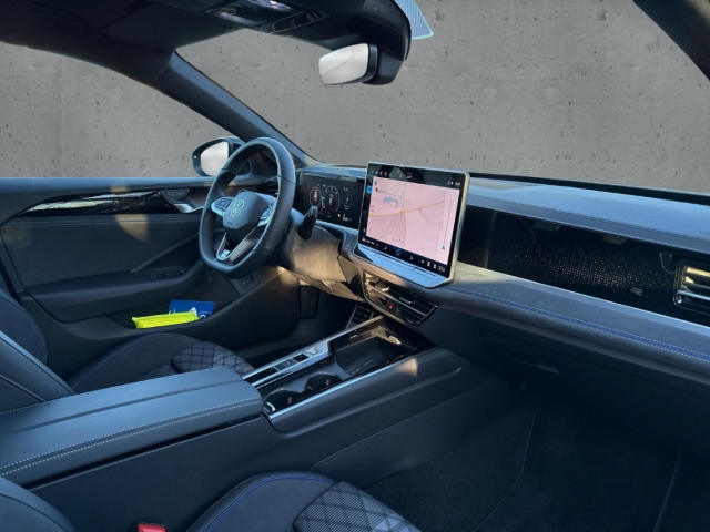 Fahrzeugabbildung Volkswagen Passat 2.0 TDI R-Line AHK 360°Kamera elektr.Heck Navi LEDMatrix ACC