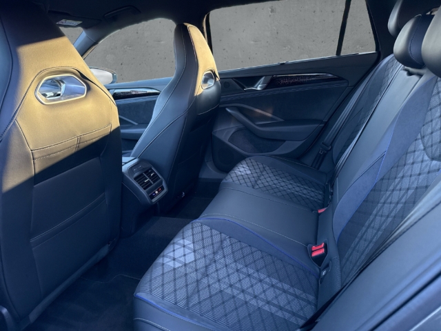 Fahrzeugabbildung Volkswagen Passat 2.0 TDI R-Line AHK 360°Kamera elektr.Heck Navi LEDMatrix ACC