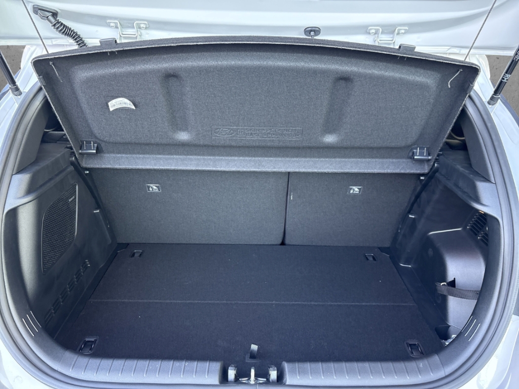 Fahrzeugabbildung Hyundai i20 FL MY26 1.0 T-GDI MT Blackline Navi Soundsystem Bose LED Apple CarPlay Android Auto