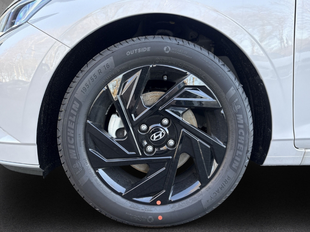 Fahrzeugabbildung Hyundai i20 FL MY26 1.0 T-GDI MT Blackline Navi Soundsystem Bose LED Apple CarPlay Android Auto