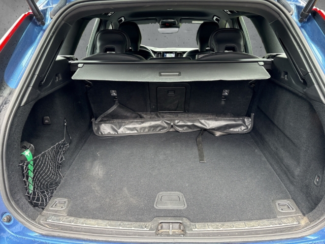 Fahrzeugabbildung Volvo XC60 B4 2WD R-Design Navi AHK Xenium LED