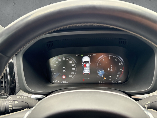 Fahrzeugabbildung Volvo XC60 B4 2WD R-Design Navi AHK Xenium LED