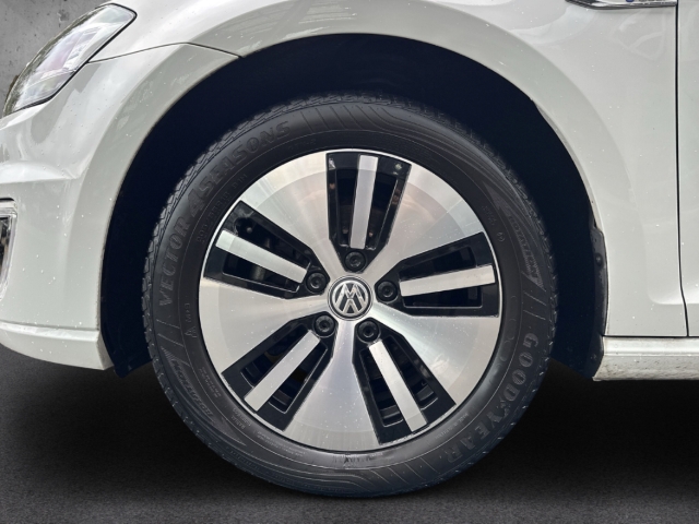 Fahrzeugabbildung Volkswagen Golf VII E NAVI SHZ Allwetter CCS-Ladedose