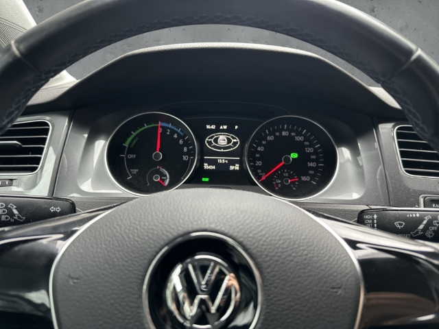 Fahrzeugabbildung Volkswagen Golf VII E NAVI SHZ Allwetter CCS-Ladedose