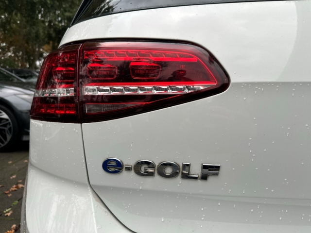 Fahrzeugabbildung Volkswagen Golf VII E NAVI SHZ Allwetter CCS-Ladedose