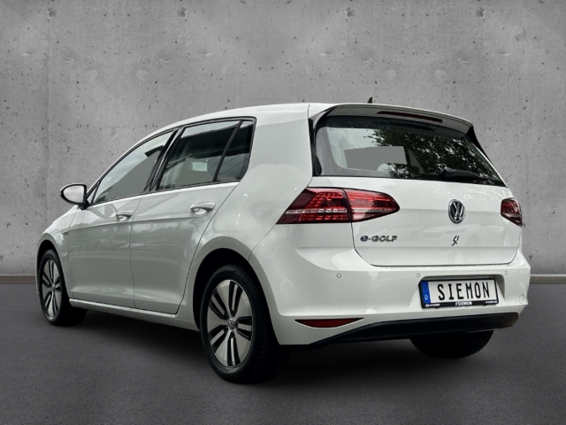 Fahrzeugabbildung Volkswagen Golf VII E NAVI SHZ Allwetter CCS-Ladedose