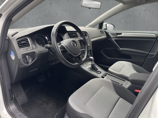 Fahrzeugabbildung Volkswagen Golf VII E NAVI SHZ Allwetter CCS-Ladedose